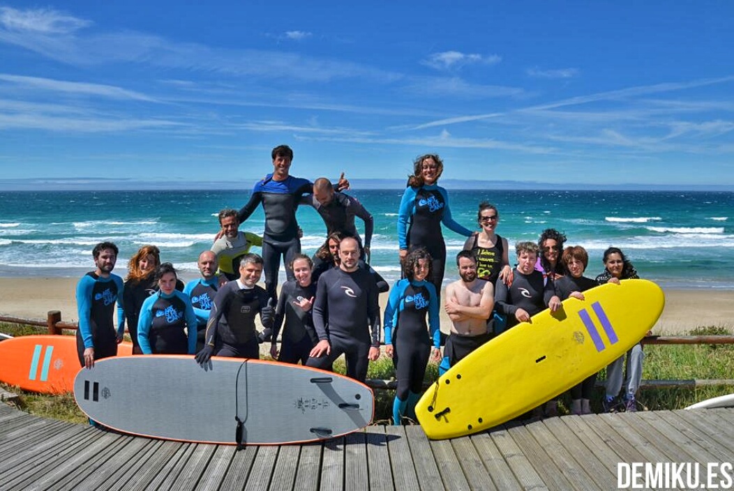 Grupo de alumnos y monitores en el Artsurfcamp