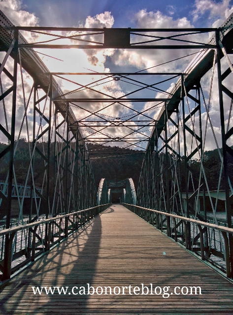 Puente peatonal que cruza la Ría do Barqueiro