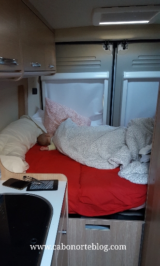 Nuestro bebé durmiendo en la autocaravana