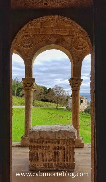 Vistas desde el interior de la Iglesia de Santa María del Naranco