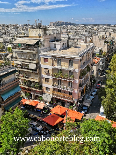 Vista de Atenas desde la terraza del hotel, con la Acrópolis al fondo