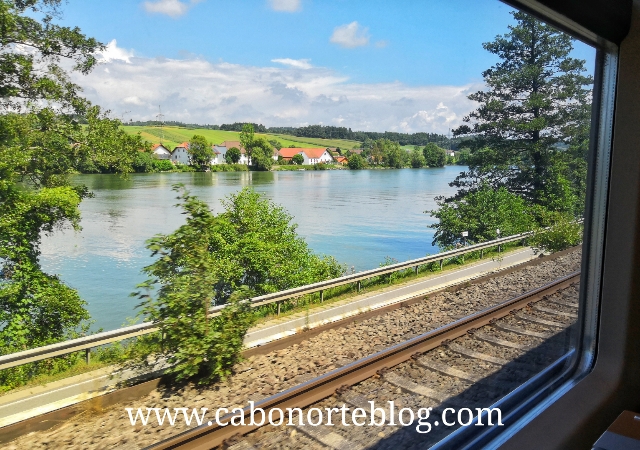 En tren al lado del Danubio