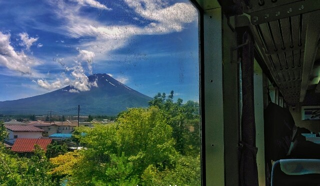 En tren camino de Kawaguchiko con el Monte Fuji al fondo