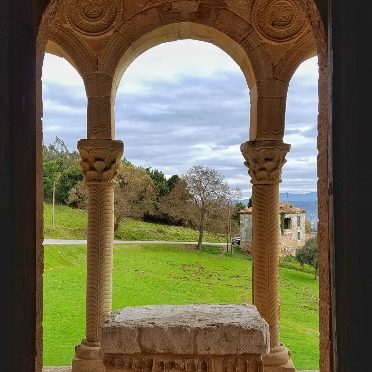 Vistas desde el interior de la Iglesia de Santa María del Naranco