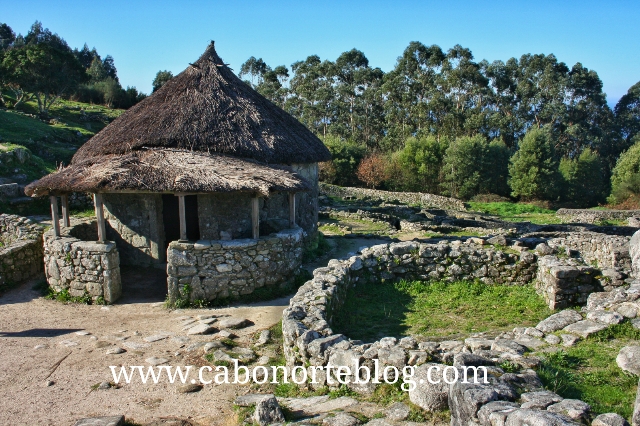 Reconstrucción dunha vivenda castrexa no Castro de Santa Tecla